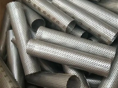 Mikrolochplatten bestehen aus Metallblechen verschiedener Materialien mit Löchern mit sehr kleinem Durchmesser, die auf CNC-Stanzmaschinen ausgestanzt werden. Ein Lochdurchmesser von 0,2 mm bis 2 mm zwischen der perforierten Platte wird als mikroporöse perforierte Platte bezeichnet. Das Material des Lochblechs hat: Eisenplatte, Aluminiumteller, Edelstahlplatte, Kupferplatte und andere verschiedene Materialien aus Metallplatte. Die Dicke der Platte ist anpassbar, es sollte aber dem Prinzip des kleinsten Lochs folgen, d.h. Die Dicke der Platte sollte nicht größer sein als der Durchmesser des Lochs.