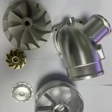 Na indústria moderna, impulsores de turbina são amplamente utilizados como um elemento mecânico confiável e de alta eficiência em vários dispositivos mecânicos. Um impulsor de turbina é um dispositivo que utiliza suas pás curvas para gerar força centrífuga e energia cinética ao girar., convertendo assim energia em trabalho mecânico. Impulsores de turbina são amplamente utilizados, como motores de automóveis, motores de aeronaves, hélices de navio, turbinas a gás e assim por diante, e são um dos principais componentes de muitos equipamentos mecânicos.